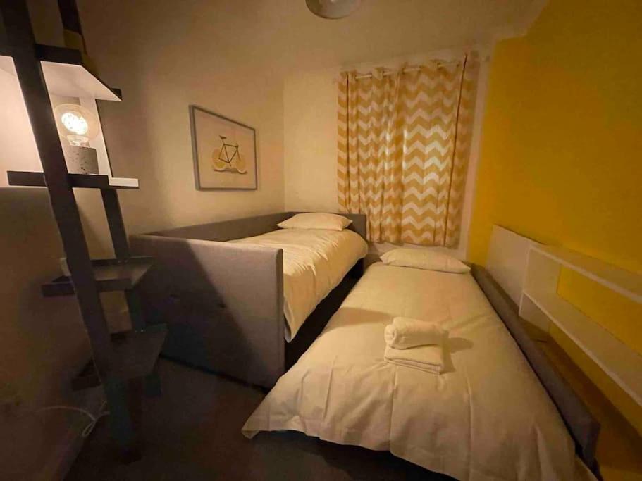 East Walls Apartment Чичестер Экстерьер фото