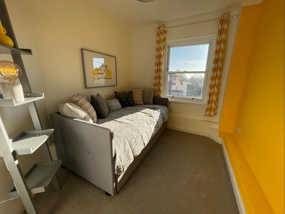East Walls Apartment Чичестер Экстерьер фото