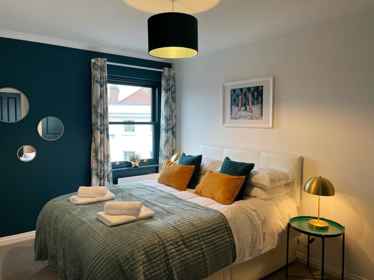 East Walls Apartment Чичестер Экстерьер фото