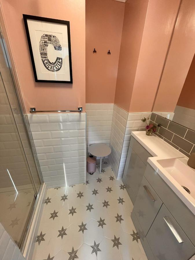 East Walls Apartment Чичестер Экстерьер фото